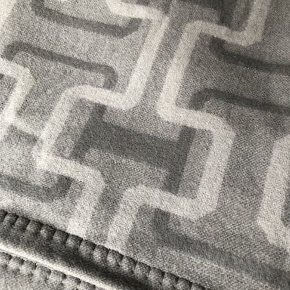 HUDSON Park Collection Lambswool/Cashmere Interlocking Jacquard Throw - Picture 5 of 5